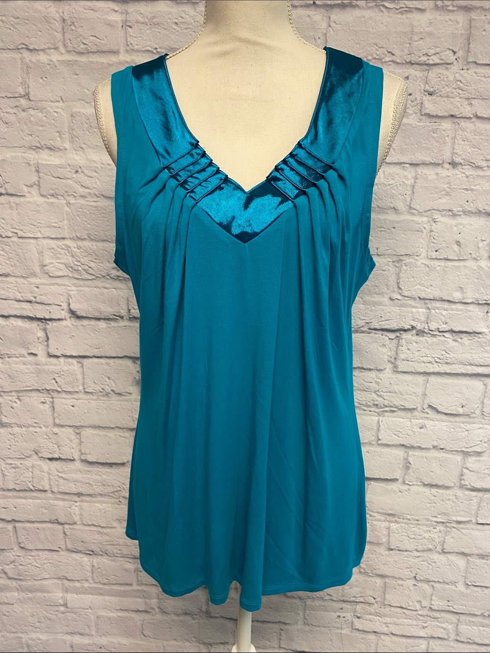 Niotto Sleeveless V-Neck Satin-Trim Tank Top Size Large